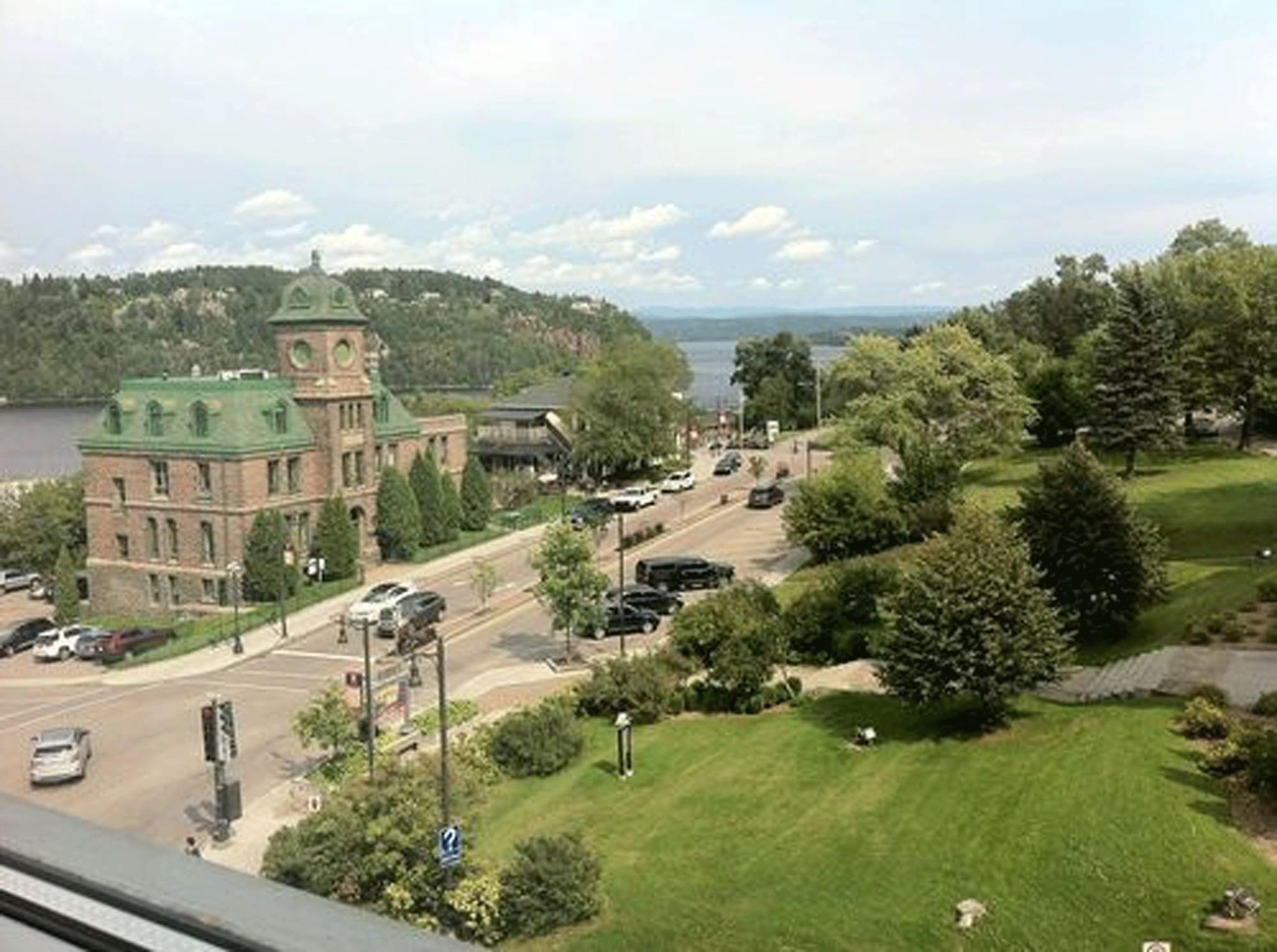 Hotel Chicoutimi, Affilie A Hyvi Buitenkant foto